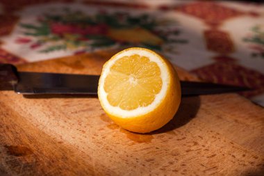 leemon kesme tahtası üzerinde