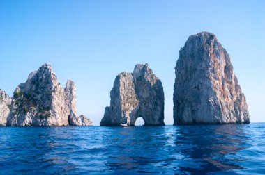 Faraglioni sallamak-e doğru görmek