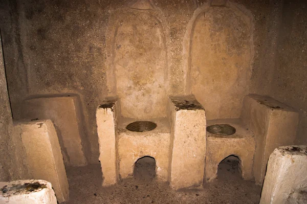 アラゴン城古代トイレ — ストック写真