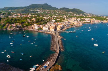 Ischia Ponte, İtalya'nın havadan görünümü.
