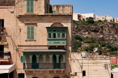 Gozo Adası, Malta balkonda tipik binalar görünümünü.