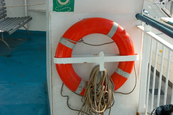 Bóia salva-vidas vermelha ligada a uma montagem metálica — Fotografia de Stock