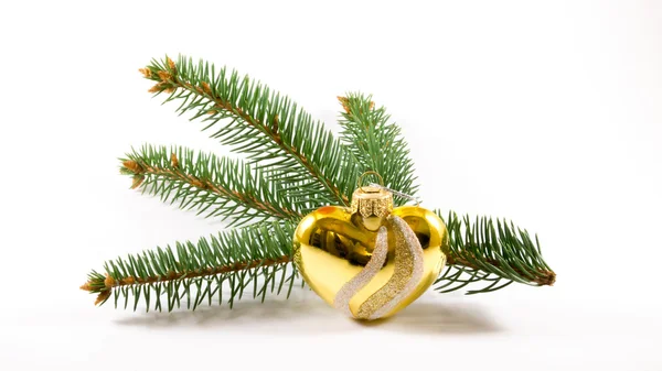 Juguete de árbol de Navidad en forma de corazón delante de la rama —  Fotos de Stock