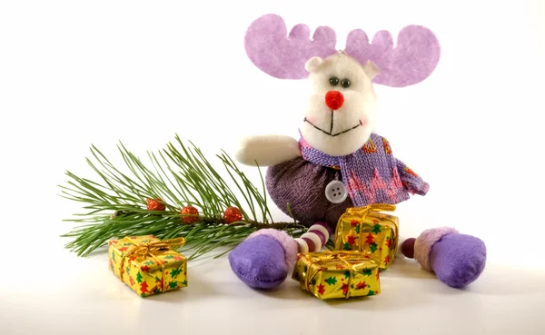 봉 제 장난감 사슴 분기 및 선물 근처에 앉아. — 스톡 사진