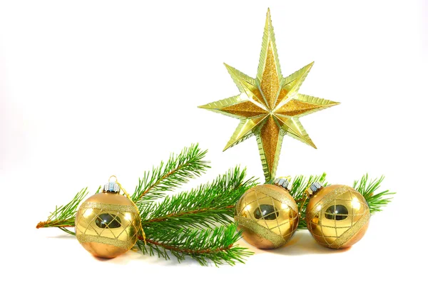 Rama de pino verde con bolas de árbol de Navidad de oro y estrella . — Foto de Stock