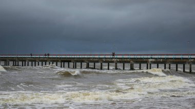 Tahtırevan fırtınalı havada deniz köprüsü