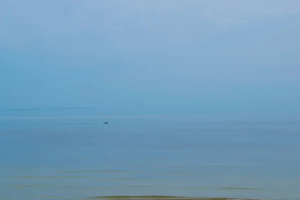 Sakin denizde balıkçı teknesi