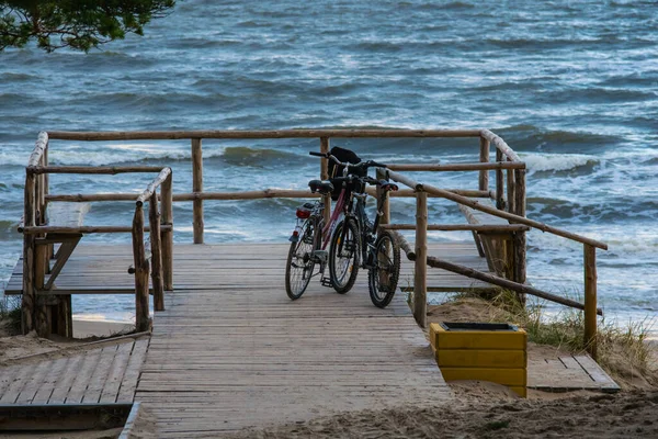 Palanga 'da tahta kaldırımda bisikletler