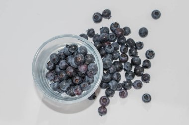 Ayrı ayrı masaya dökülmüş yaban mersinleri.