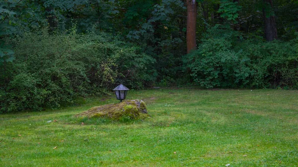 Parktaki taşın üzerindeki fener.