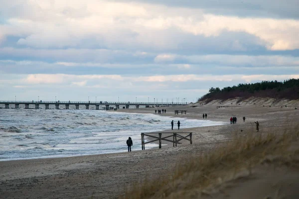 Kışın insanlar sahilde yürürken Palanga plajı