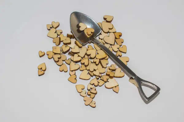 Tahta kalpler ve minyatür kürek.