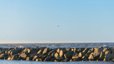 Klaipeda 'daki liman taşı bariyeri dalga kırıcı