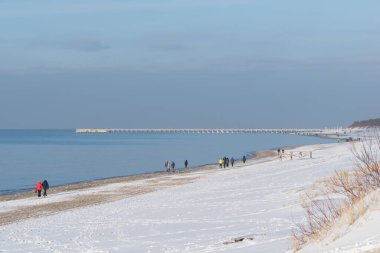 Kışın insanların yürüdüğü tahtırevan plajı