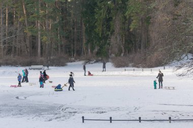 Palanga, Litvanya, Avrupa - 20 Ocak 2018, insanlar parktaki donmuş gölette