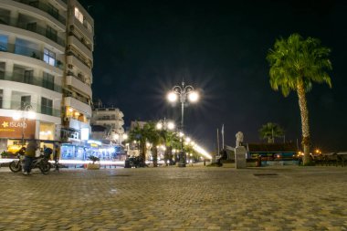 Larnaca şehir ışıkları altında geziniyor.