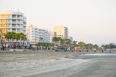 Kumsal ve oteller Larnaka kıyısında.