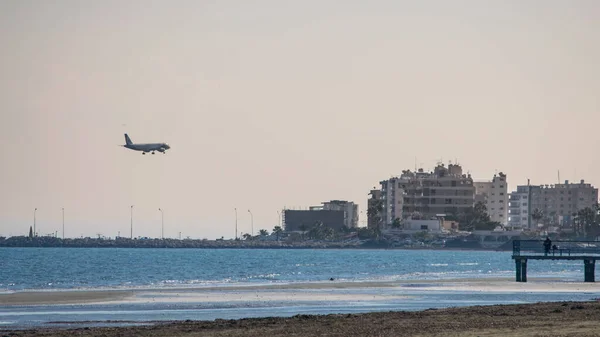 Larnaka Uluslararası Havaalanına inen uçak