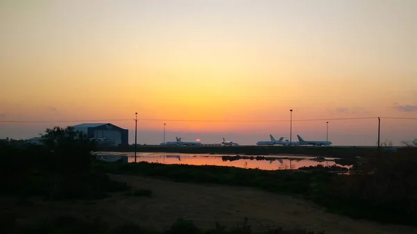 Sabah güneşinde Larnaka havaalanında uçaklar