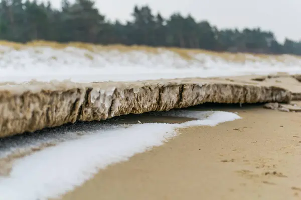 冬の砂浜で凍る砂 — ストック写真