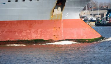 Büyük paslı kargo gemisi Klaipeda limanında yelken açıyor.