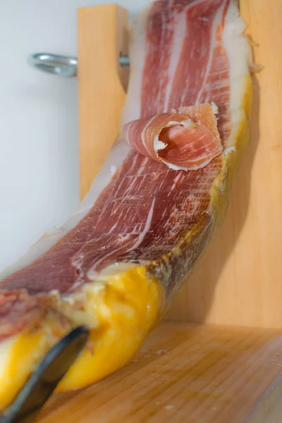 Tahta yüzeyde serrano jambonu izole edilmiş.