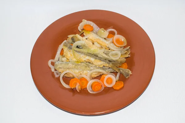 soğan ve havuçla marine edilmiş balık.