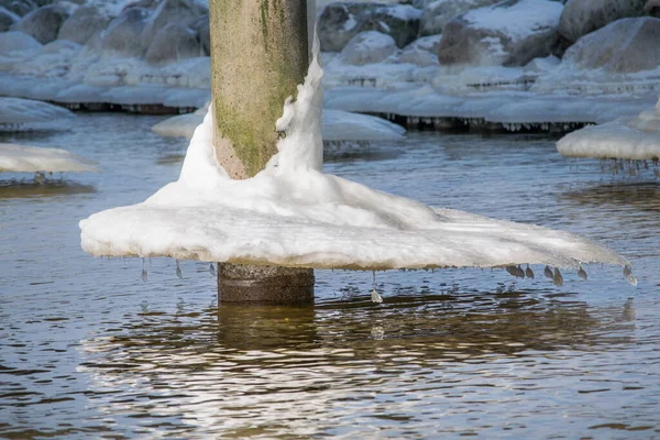 雪と氷が橋のポールに — ストック写真