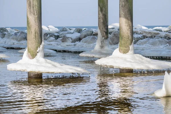 Köprü direğinde kar ve buz
