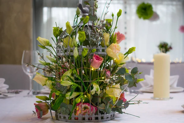 Virágok Madarak Ketrecben Fehér Asztal Dekoráció — Stock Fotó