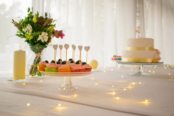 Cupcakes Bloemen Met Led Verlichting Witte Tafeldecoratie — Stockfoto