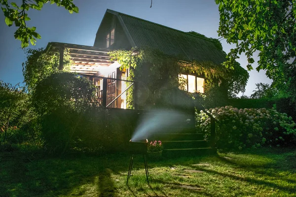 庭に明かりのある木造住宅 — ストック写真
