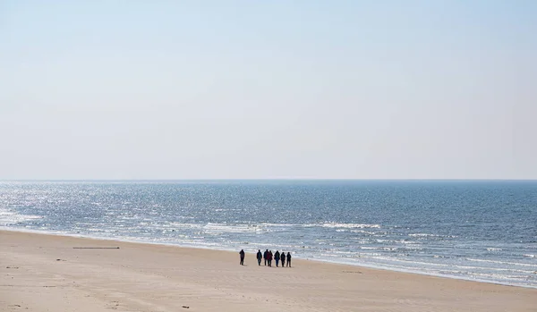 Praia Mar Báltico Com Pessoas Relaxantes Caminhando — Fotografia de Stock