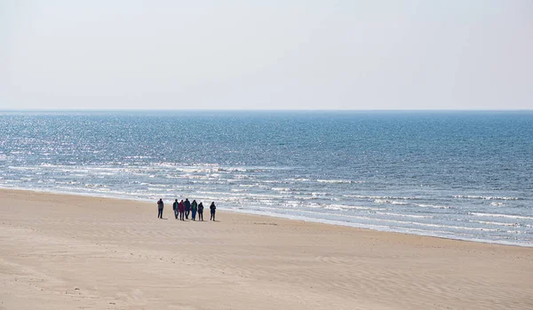 Praia Mar Báltico Com Pessoas Relaxantes Caminhando — Fotografia de Stock