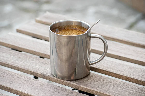 Metallbecher Mit Kaffee Auf Holztisch Mit Löffel — Stockfoto