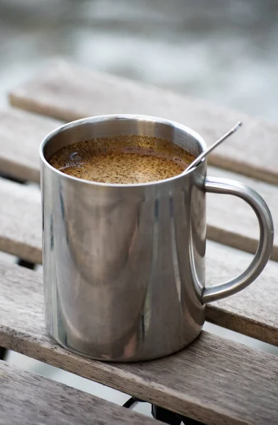Metallbecher Mit Kaffee Auf Holztisch Mit Löffel — Stockfoto