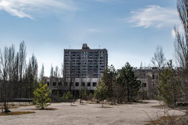 Çernobil 'in Pripyat şehrinde terk edilmiş bir apartman.