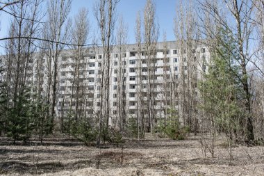 Çernobil 'in Pripyat şehrinde terk edilmiş bir apartman.