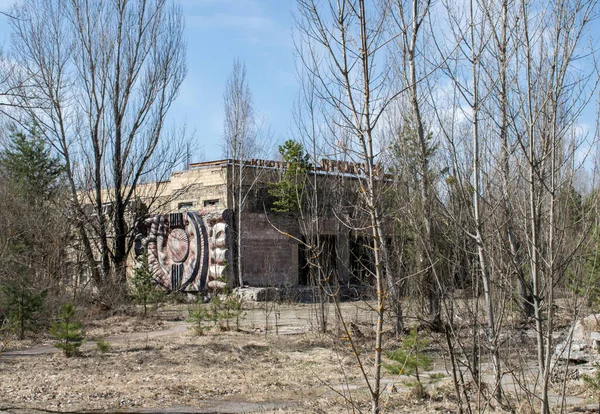 ウクライナのチェルノブイリで放棄されたプリピャトにおける映画館の建設 — ストック写真