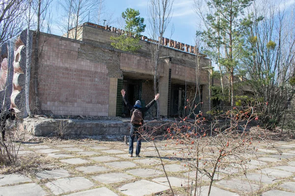 Pripyat 'ta sinemanın inşası, Çernobil, Ukrayna' da terk edilmiş ve ondan uzak duran bir adam.