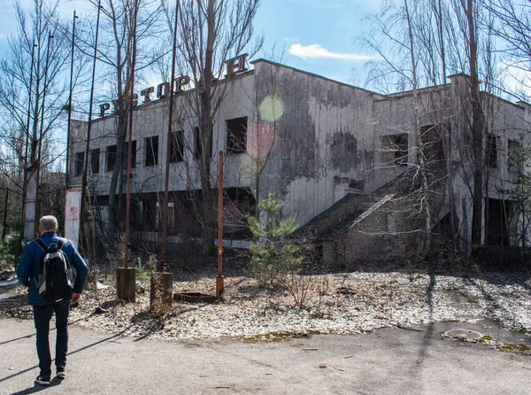 Prypiad Şehrinde Terk Edilmiş Bina Çernobil Yürüyen Adam — Stok fotoğraf
