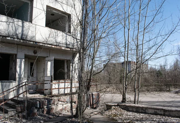 Çernobil 'in Pripyat şehrinde terk edilmiş bir apartman.