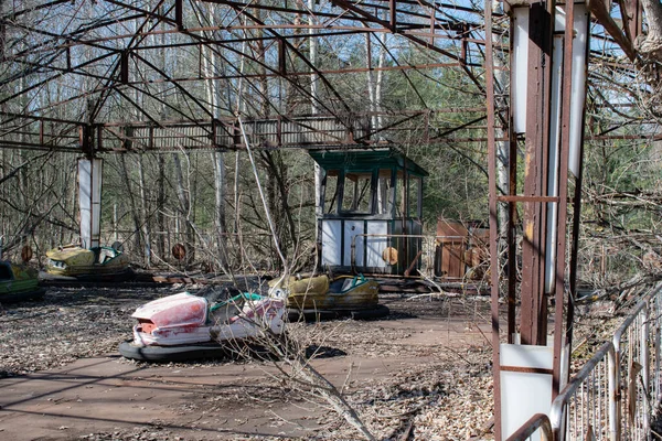 Elhagyott Lökhárító Autók Romos Vidámpark Pripyat Város Kizárási Zóna Csernobil — Stock Fotó