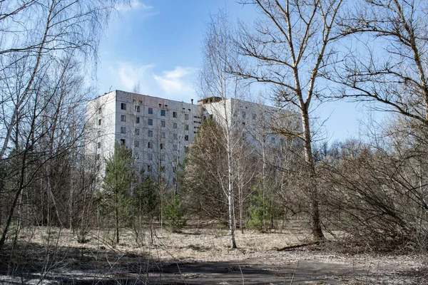Çernobil 'in Pripyat şehrinde terk edilmiş bir apartman.