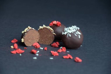 El yapımı meyveli ve tohumlu çikolata.