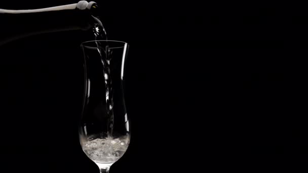 Ρίχνει Σαμπάνια Στο Φλάουτο Μαύρο Φόντο Αφρώδης Λευκό Κρασί Αλκοόλ — Αρχείο Βίντεο