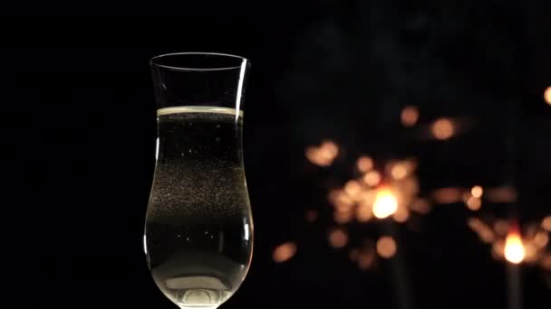 Champagner Flöte Und Erdbeeren Spritzer Mit Wunderkerzen Feuerwerk — Stockvideo