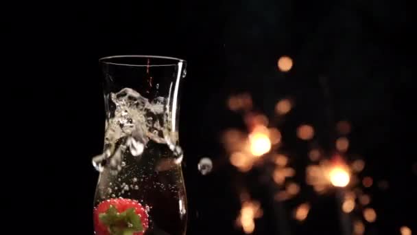 Erdbeere Plätschert Auf Champagner Flöte Wunderkerzen Feuerwerk Auf Schwarzem Hintergrund — Stockvideo