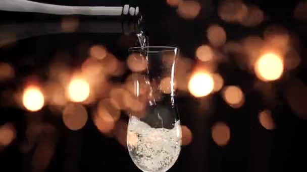 在长笛中倒入香槟 在黑色背景上放上火花焰火 圣诞节庆祝活动 新年前夕 特别活动 — 图库视频影像