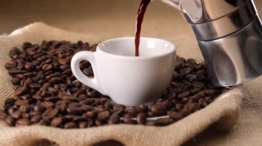 Kahve fincanı dolduruyorum. Moka kahve makinesinden jüt ve kahve çekirdekleri üzerine.